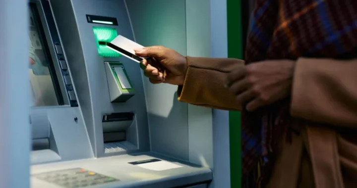 Rút tiền tại cây ATM bị nuốt thẻ: Làm ngay 3 bước này để lấy lại thẻ nhanh chóng